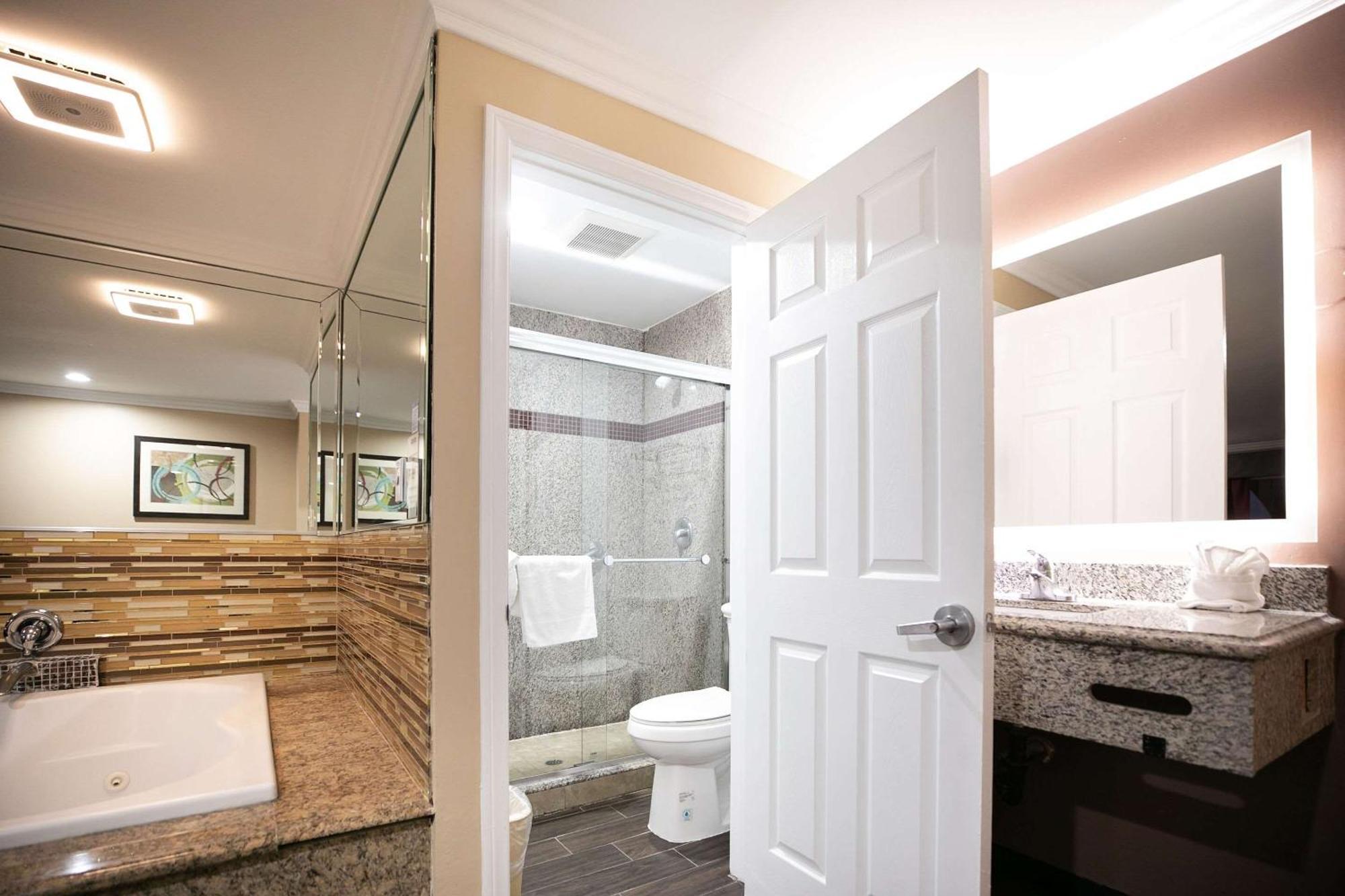 Rodeway Inn & Suites Bellflower Extérieur photo