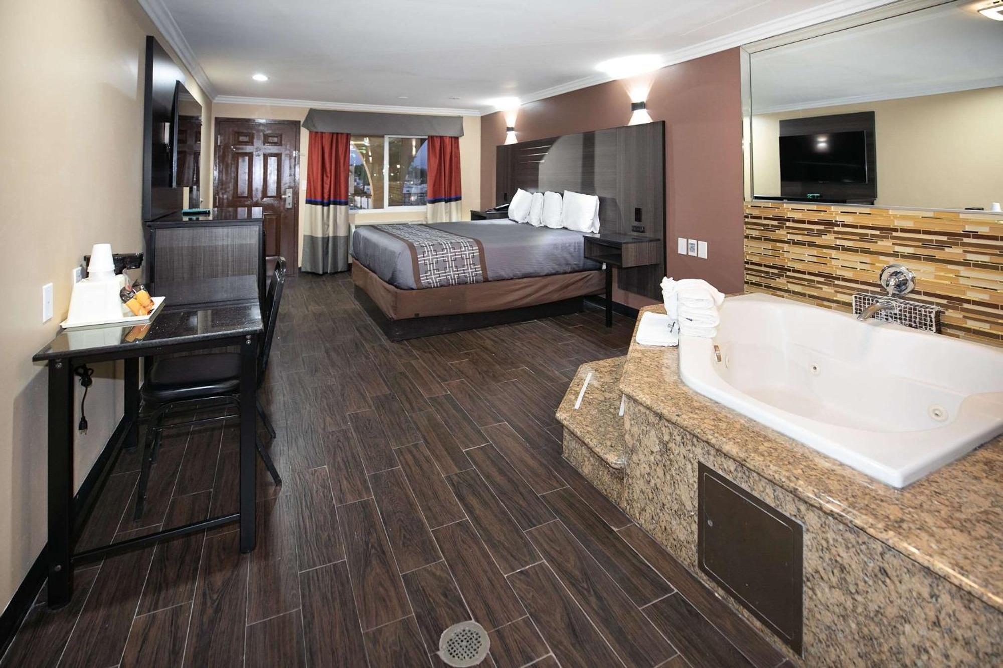 Rodeway Inn & Suites Bellflower Extérieur photo
