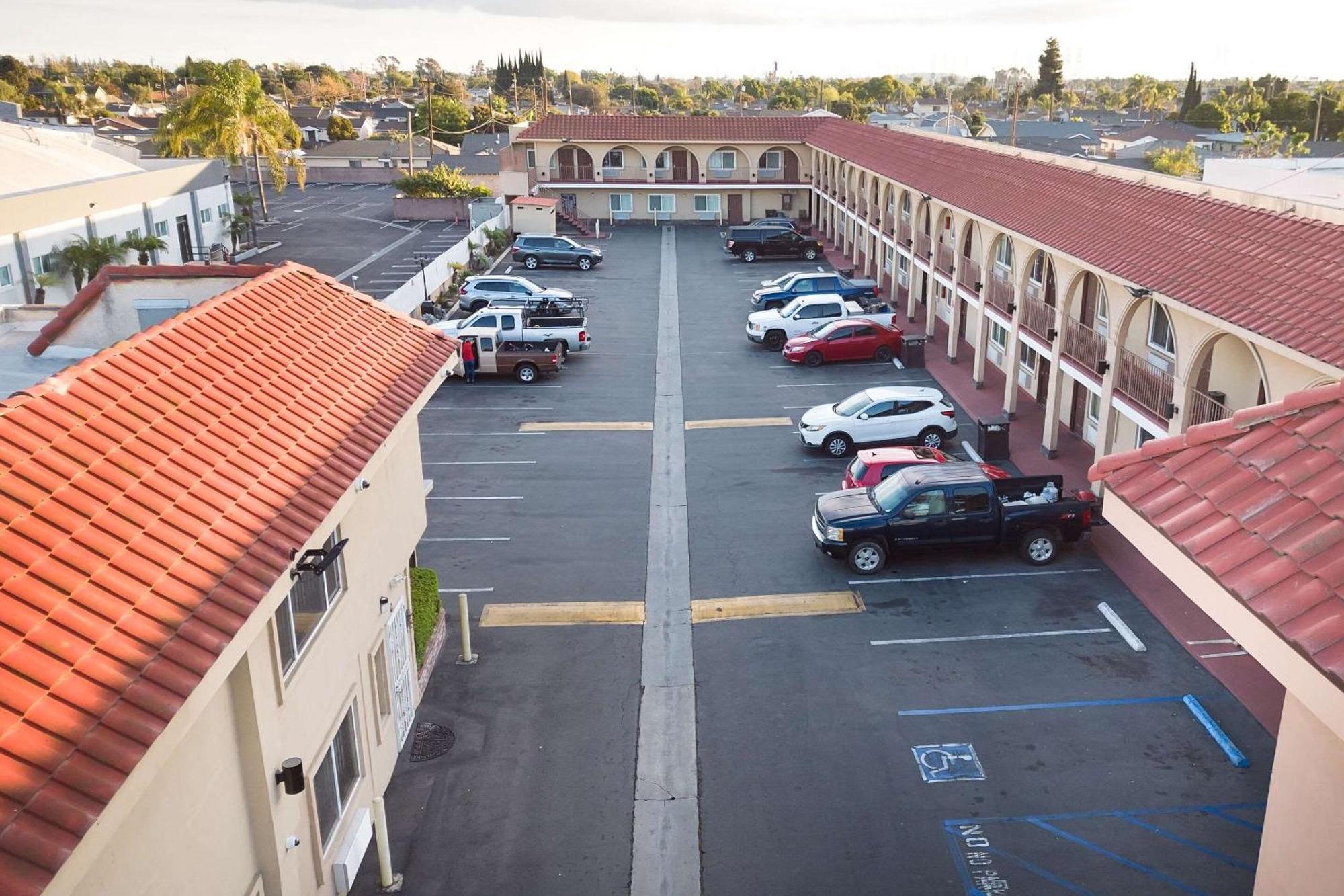 Rodeway Inn & Suites Bellflower Extérieur photo