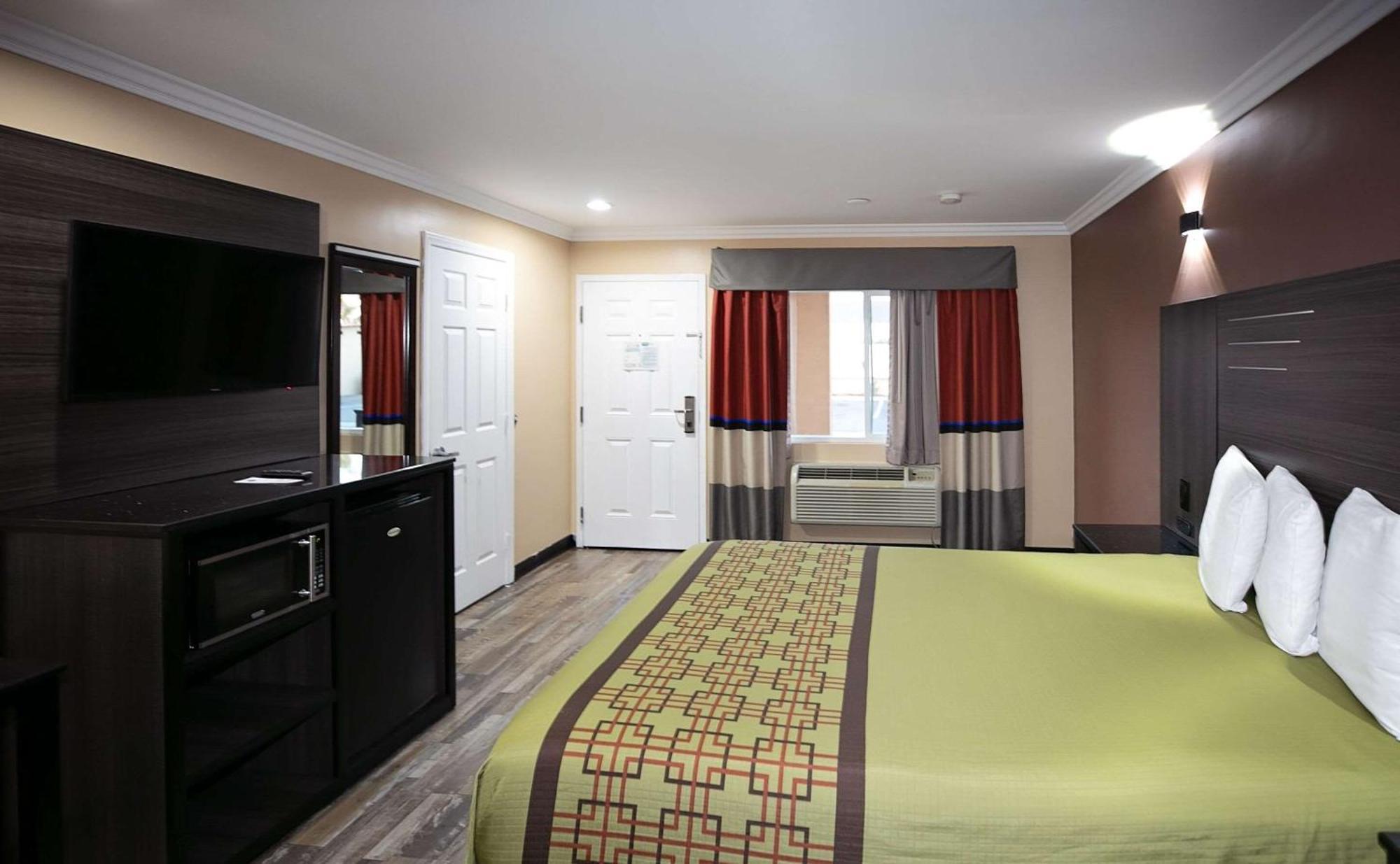 Rodeway Inn & Suites Bellflower Extérieur photo