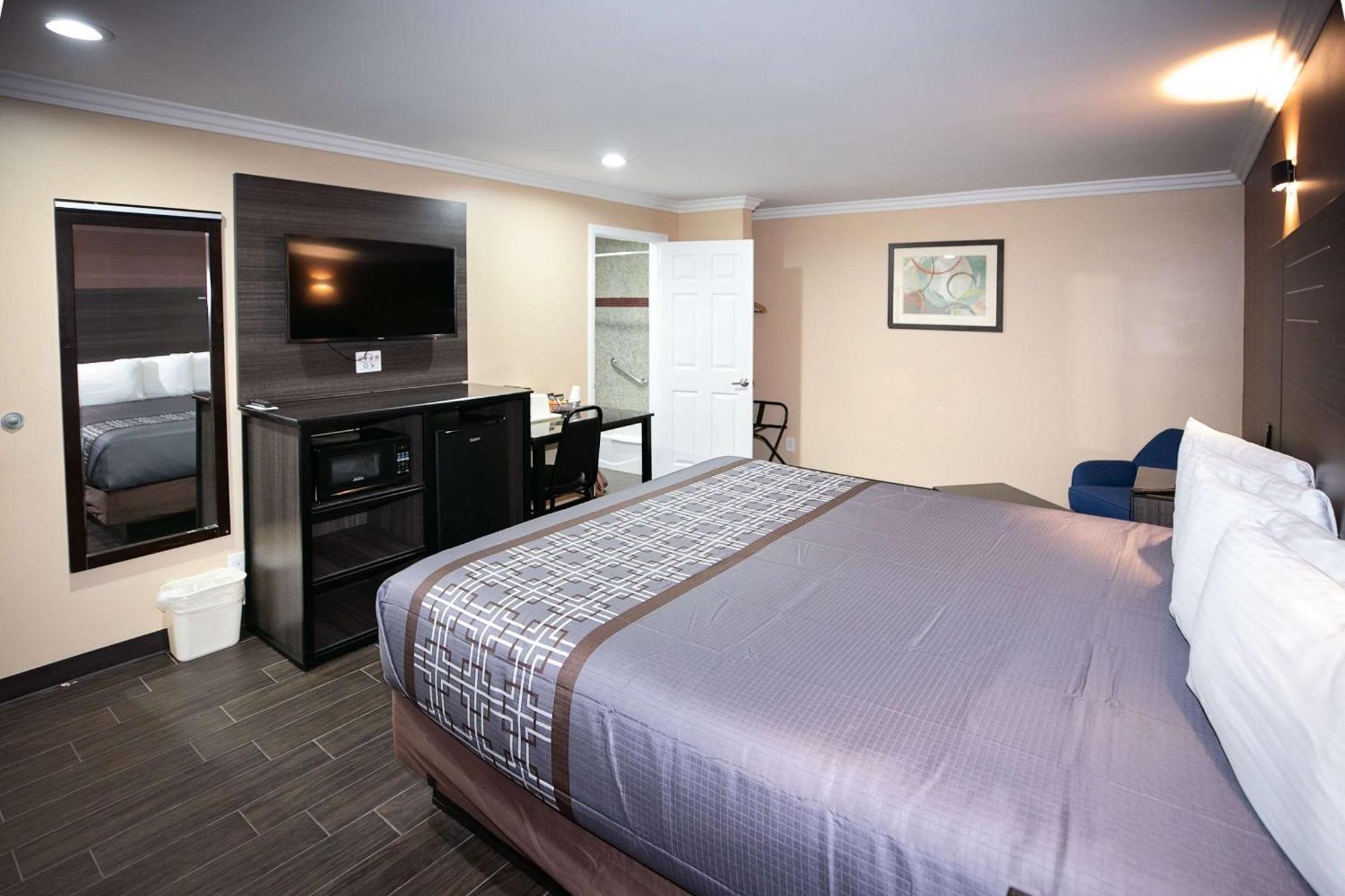 Rodeway Inn & Suites Bellflower Extérieur photo