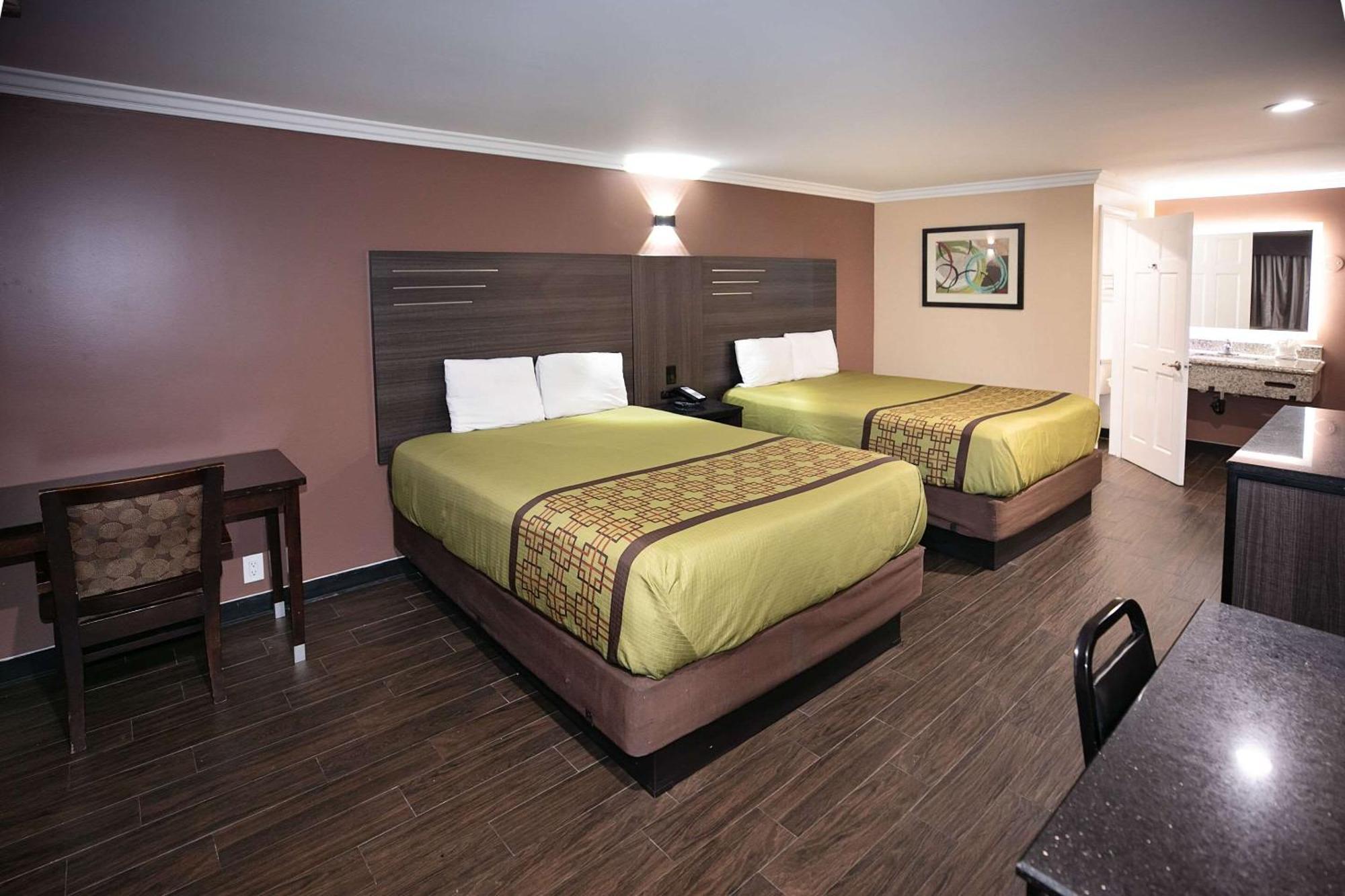 Rodeway Inn & Suites Bellflower Extérieur photo