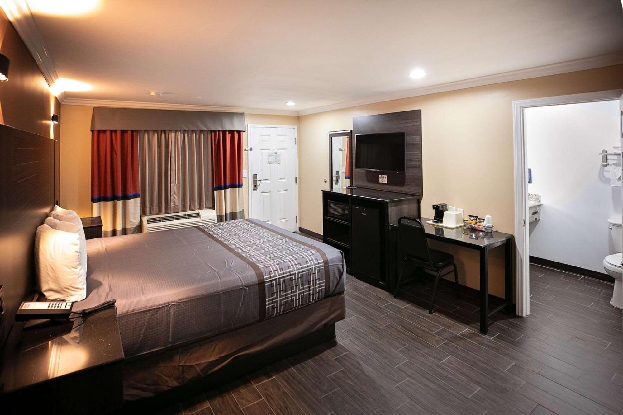 Rodeway Inn & Suites Bellflower Extérieur photo
