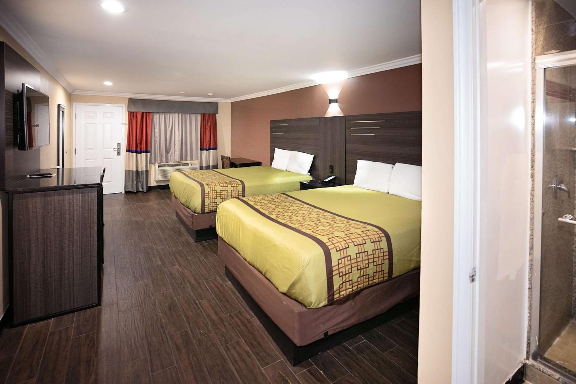 Rodeway Inn & Suites Bellflower Extérieur photo