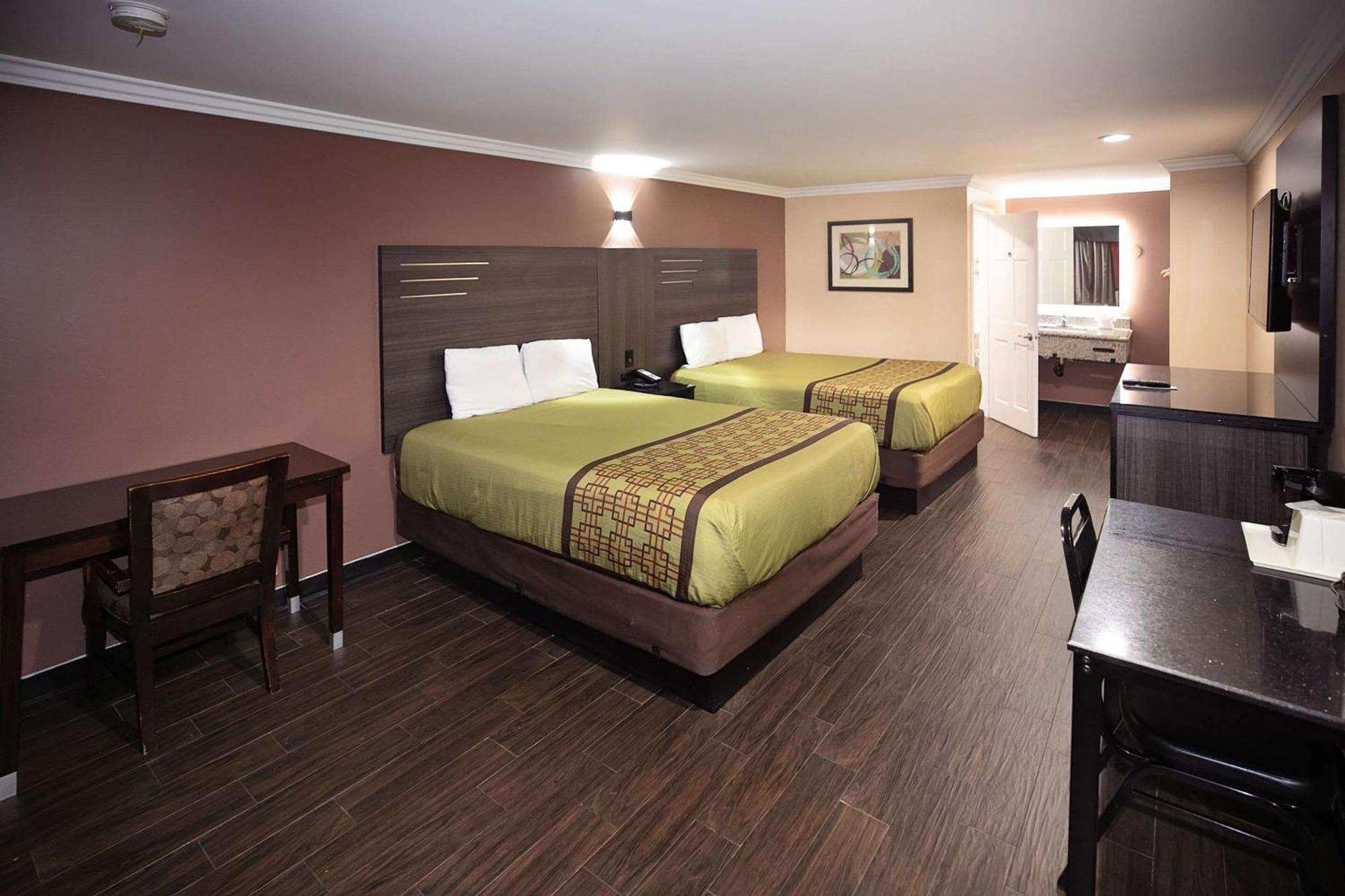 Rodeway Inn & Suites Bellflower Extérieur photo