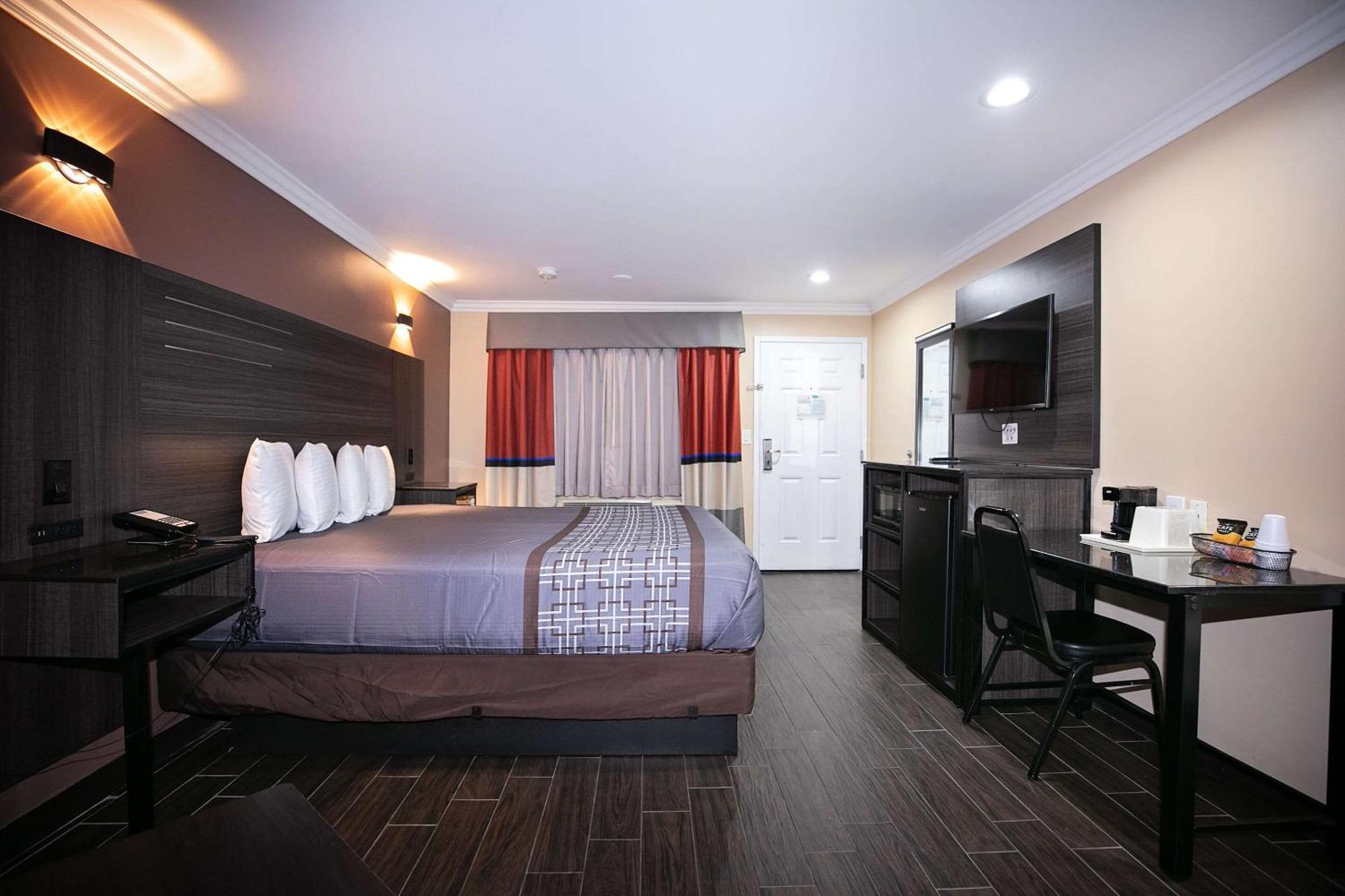 Rodeway Inn & Suites Bellflower Extérieur photo