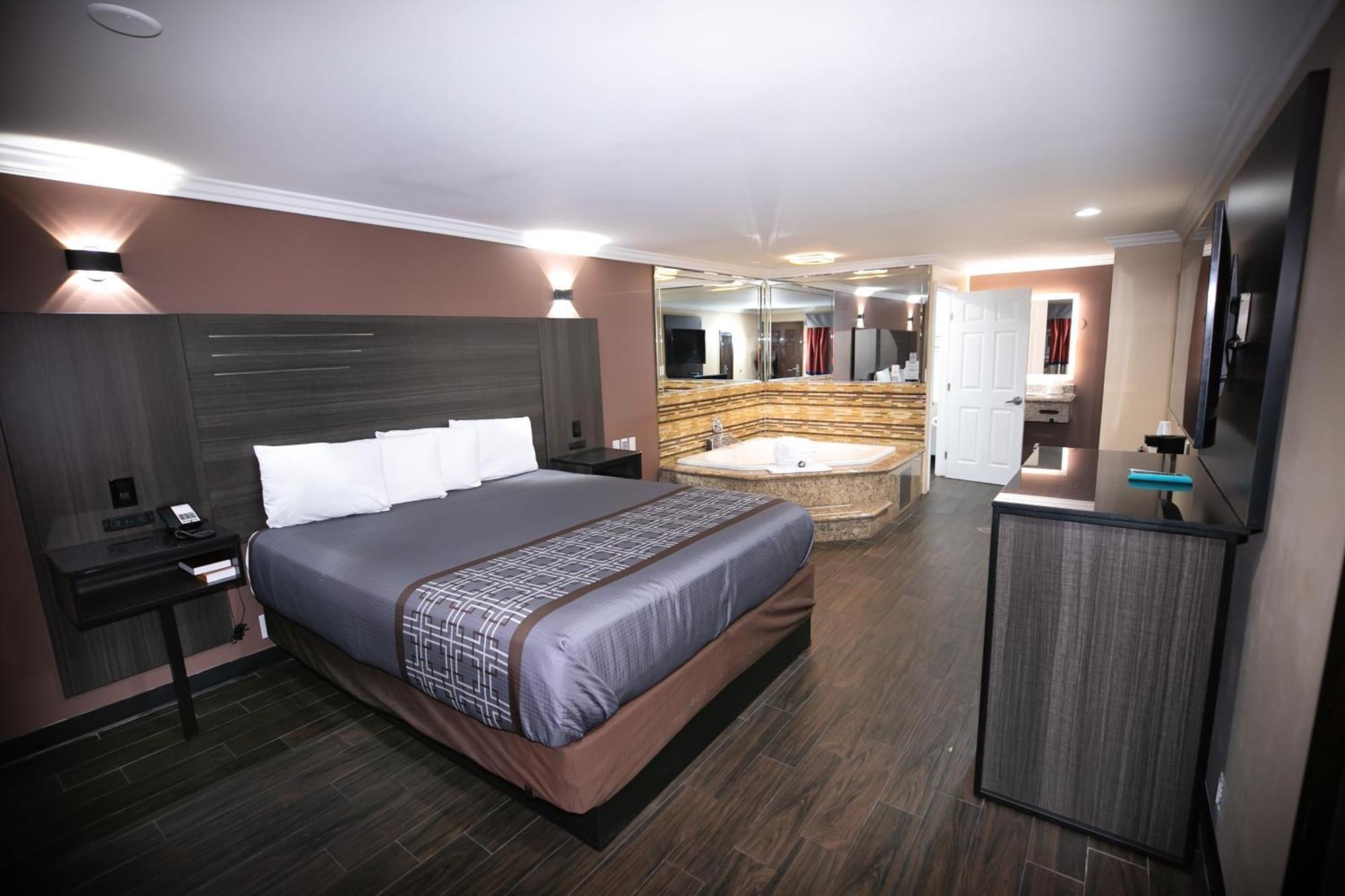 Rodeway Inn & Suites Bellflower Extérieur photo
