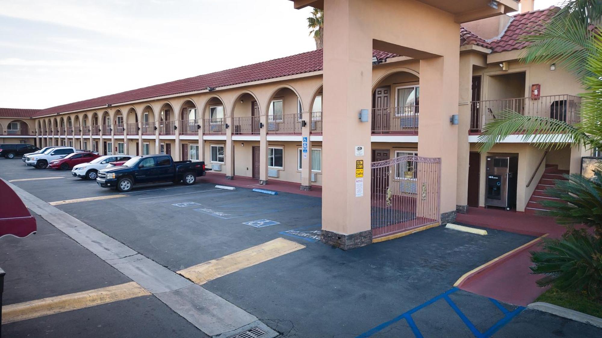 Rodeway Inn & Suites Bellflower Extérieur photo