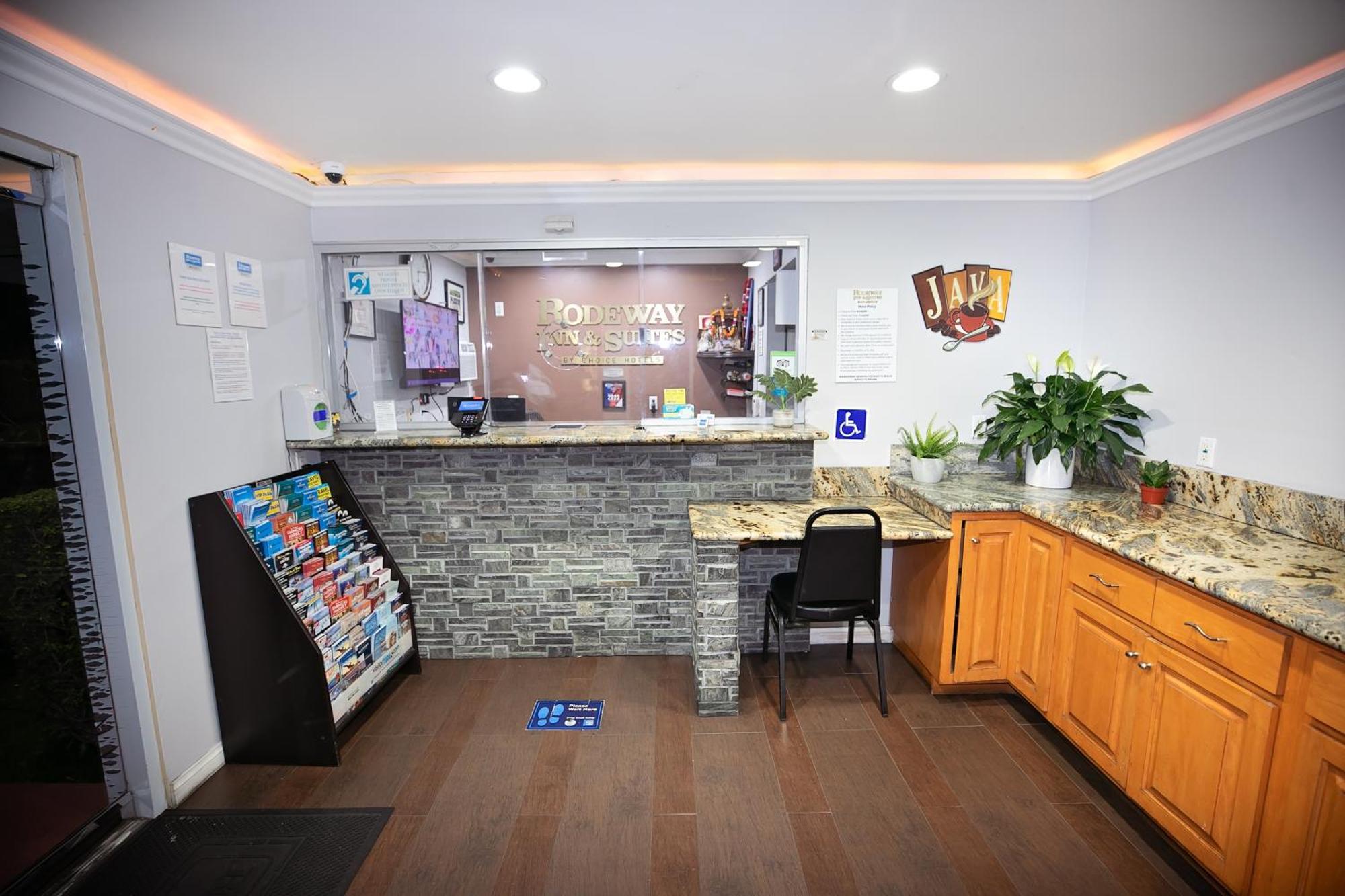 Rodeway Inn & Suites Bellflower Extérieur photo