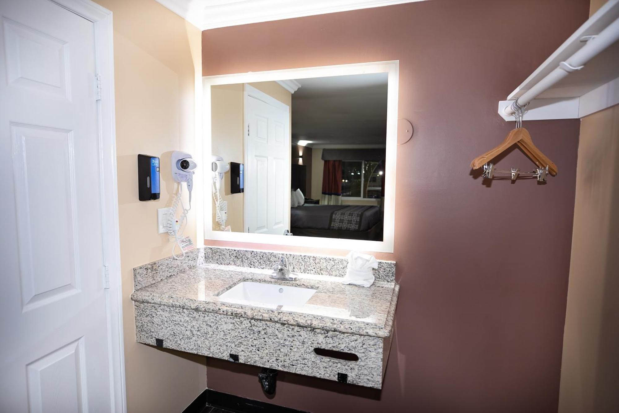 Rodeway Inn & Suites Bellflower Extérieur photo