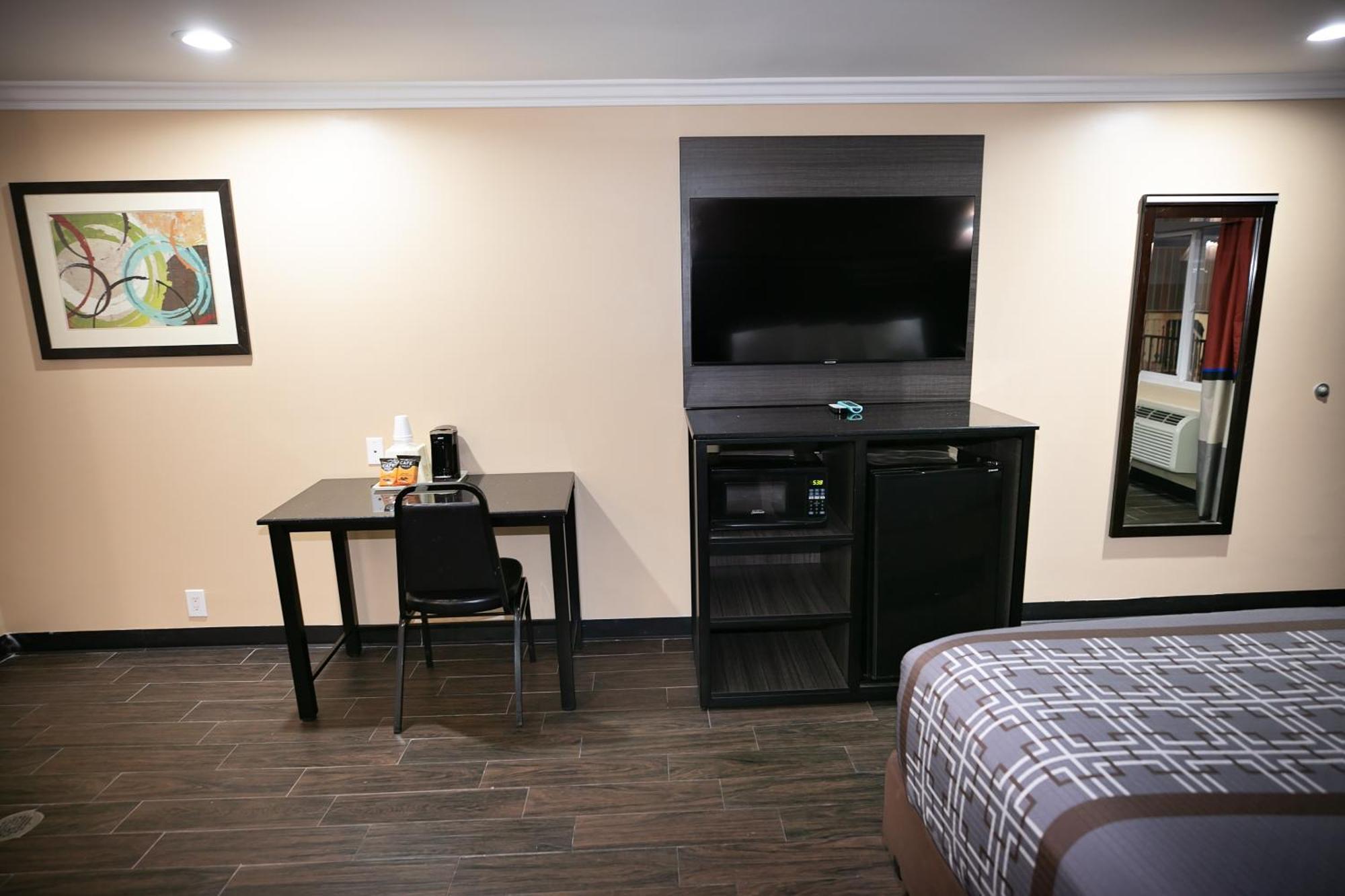Rodeway Inn & Suites Bellflower Extérieur photo