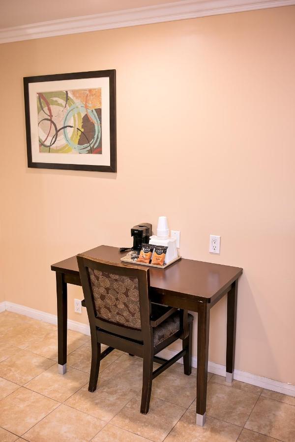 Rodeway Inn & Suites Bellflower Extérieur photo